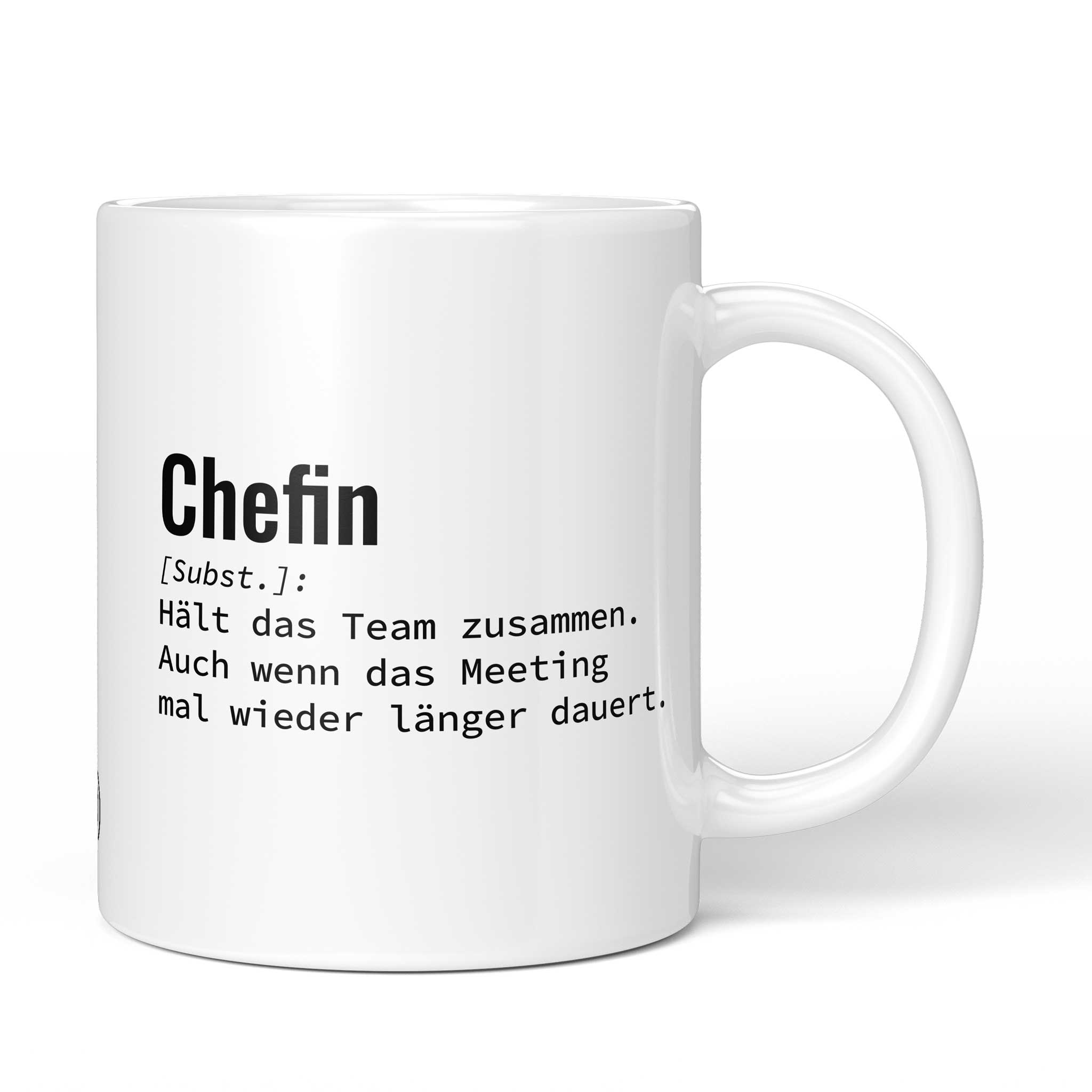 Tasse mit Spruch „Chefin [Subst.]: Hält das Team zusammen. Auch wenn das Meeting mal wieder länger dauert.“ – weiße Keramiktasse, Vorderansicht
