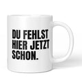 Tasse mit Spruch „DU FEHLST HIER JETZT SCHON.“ – weiße Keramiktasse, Vorderansicht