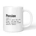 Tasse mit Spruch „Pension [Subst.]: Endlich Zeit für die Dinge, die man am Montag sowieso lieber gemacht hätte.“ – weiße Keramiktasse, Vorderansicht