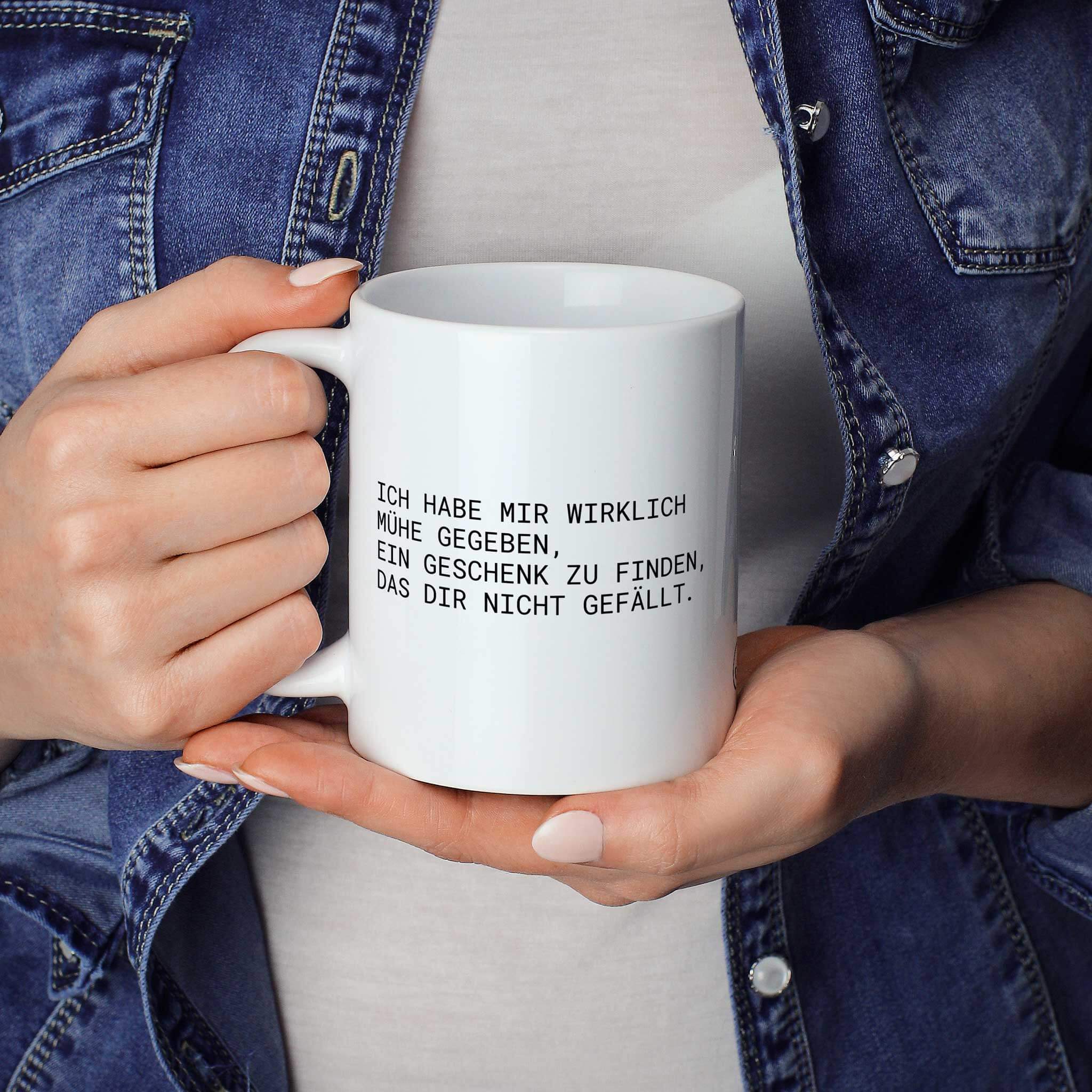 Lustige Tasse "Ich habe mir wirklich Mühe gegeben, ein Geschenk zu finden, das dir nicht gefällt." als Geschenkidee - Brüllerware Statement Becher in der Hand