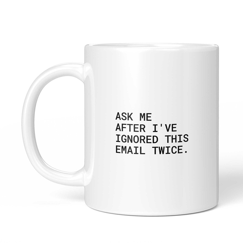 Weiße Tasse „Ask me after I’ve ignored this email twice“ mit Henkel links