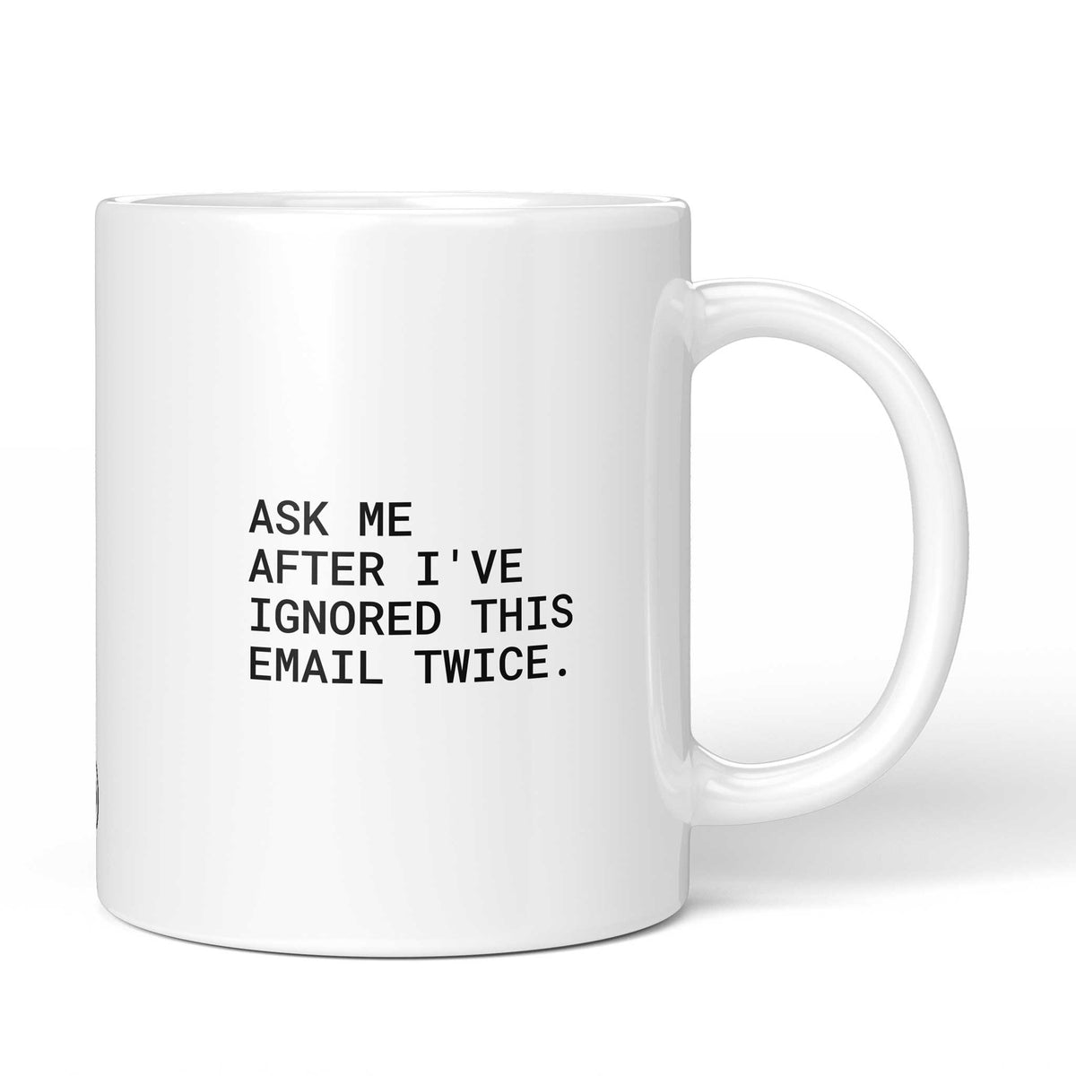 Weiße Keramiktasse mit dem Spruch „Ask me after I’ve ignored this email twice.“ von Brüllerware