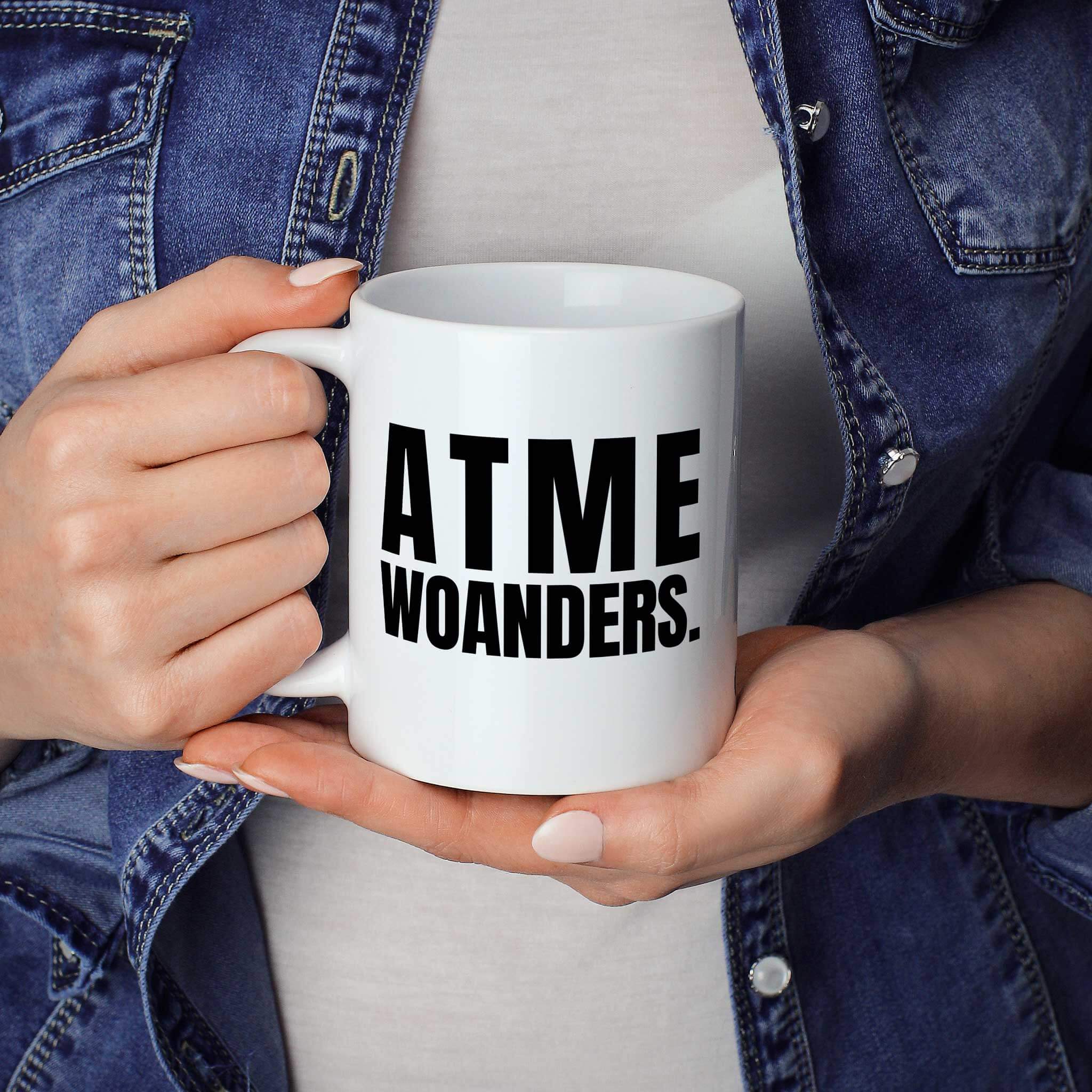 Lustige Tasse "Atme woanders." als Geschenkidee - Brüllerware Statement Becher in der Hand