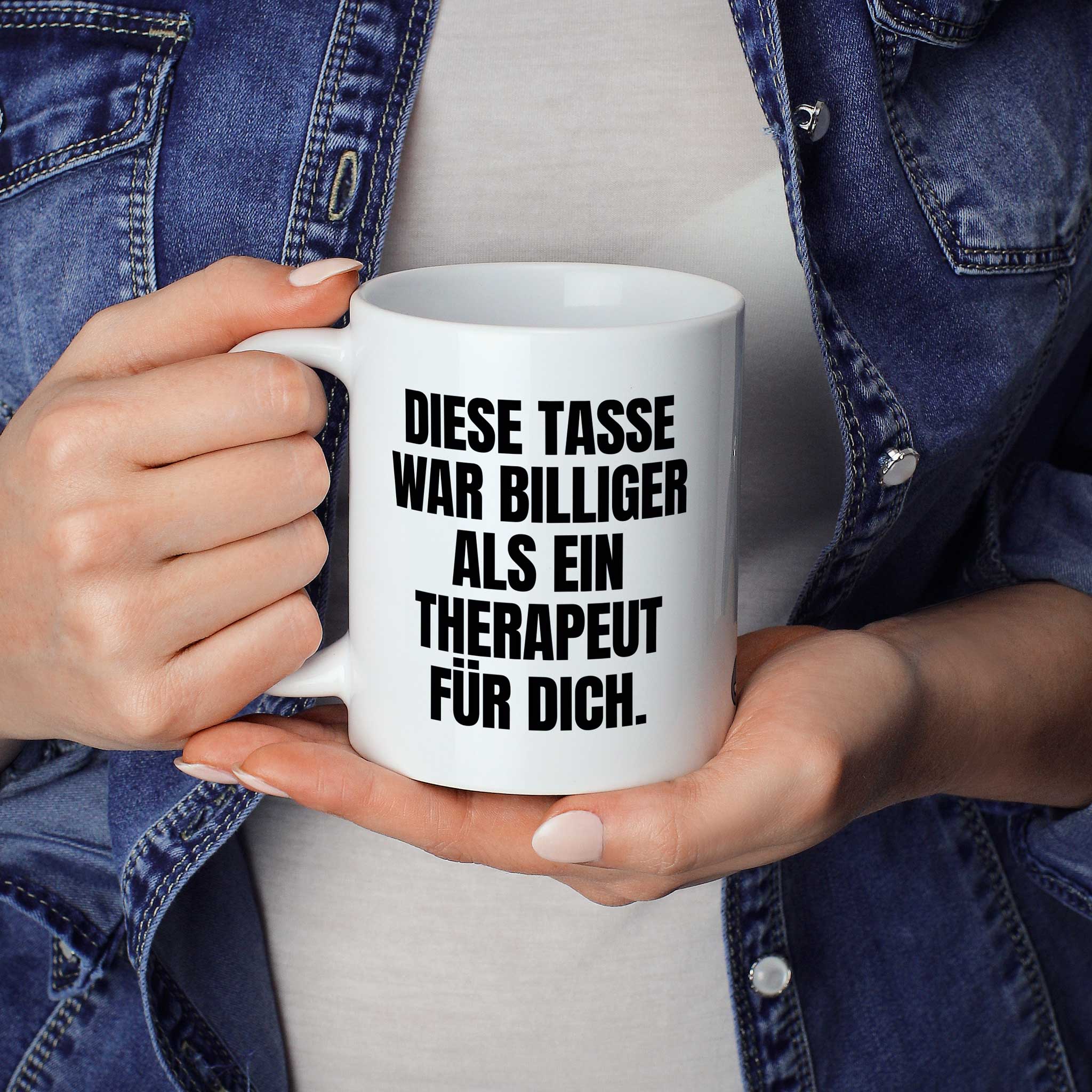 Lustige Tasse "Diese Tasse war billiger als ein Therapeut für dich." als Geschenkidee - Brüllerware Statement Becher in der Hand