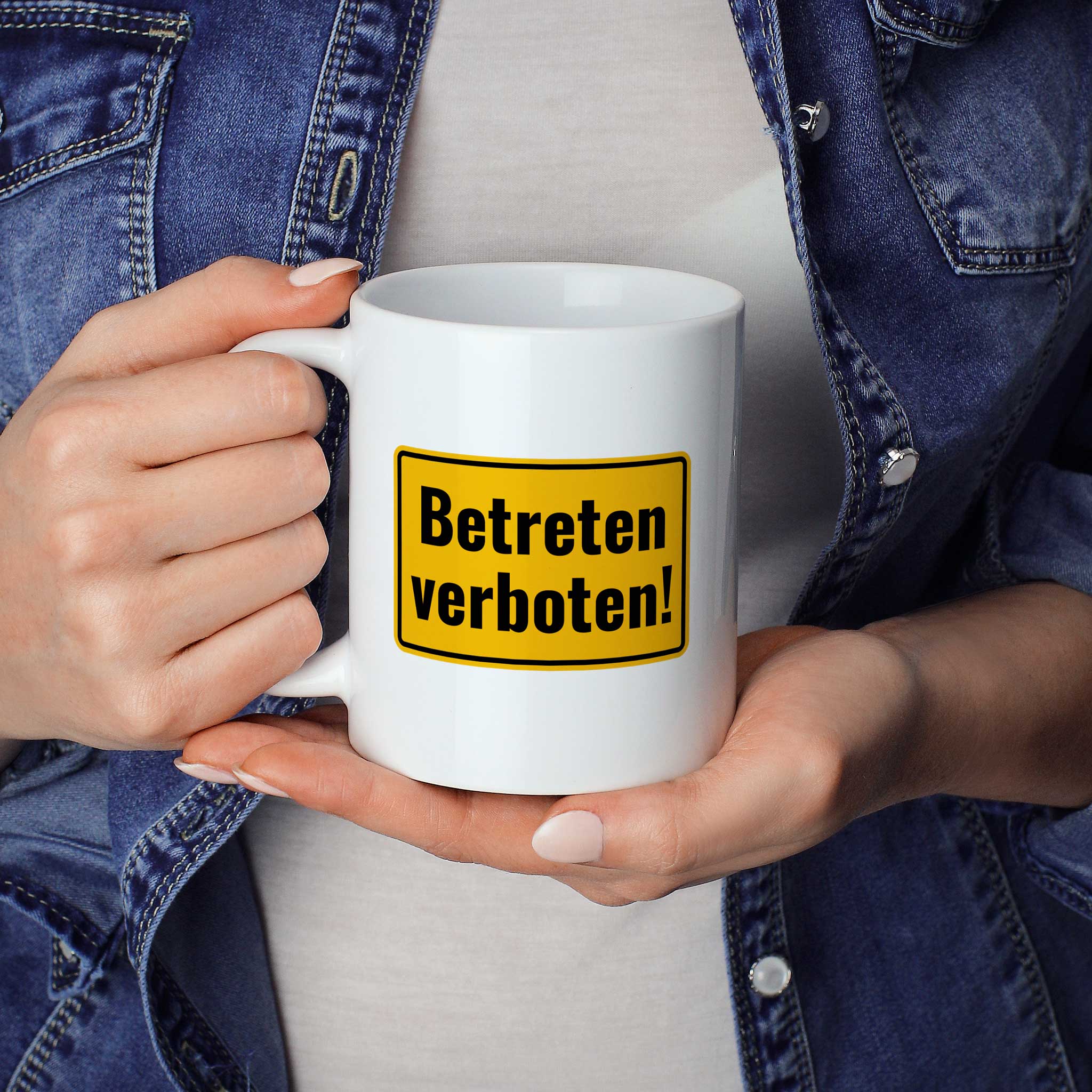Brüllerware Statement-Tasse „Betreten verboten!“ in der Hand gehalten – beidseitig bedruckte Kaffeetasse