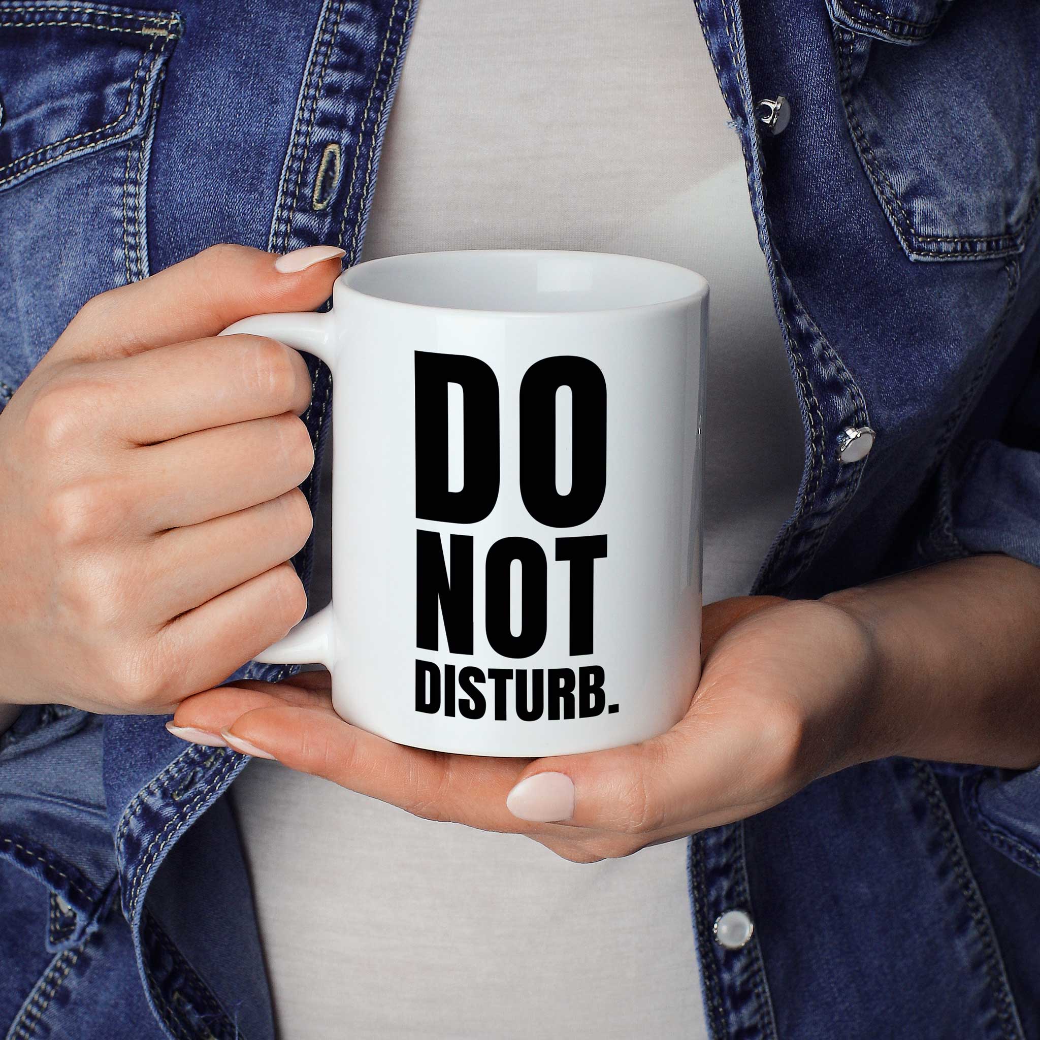 Brüllerware Statement-Tasse „Do Not Disturb“ in der Hand gehalten – beidseitig bedruckte Kaffeetasse
