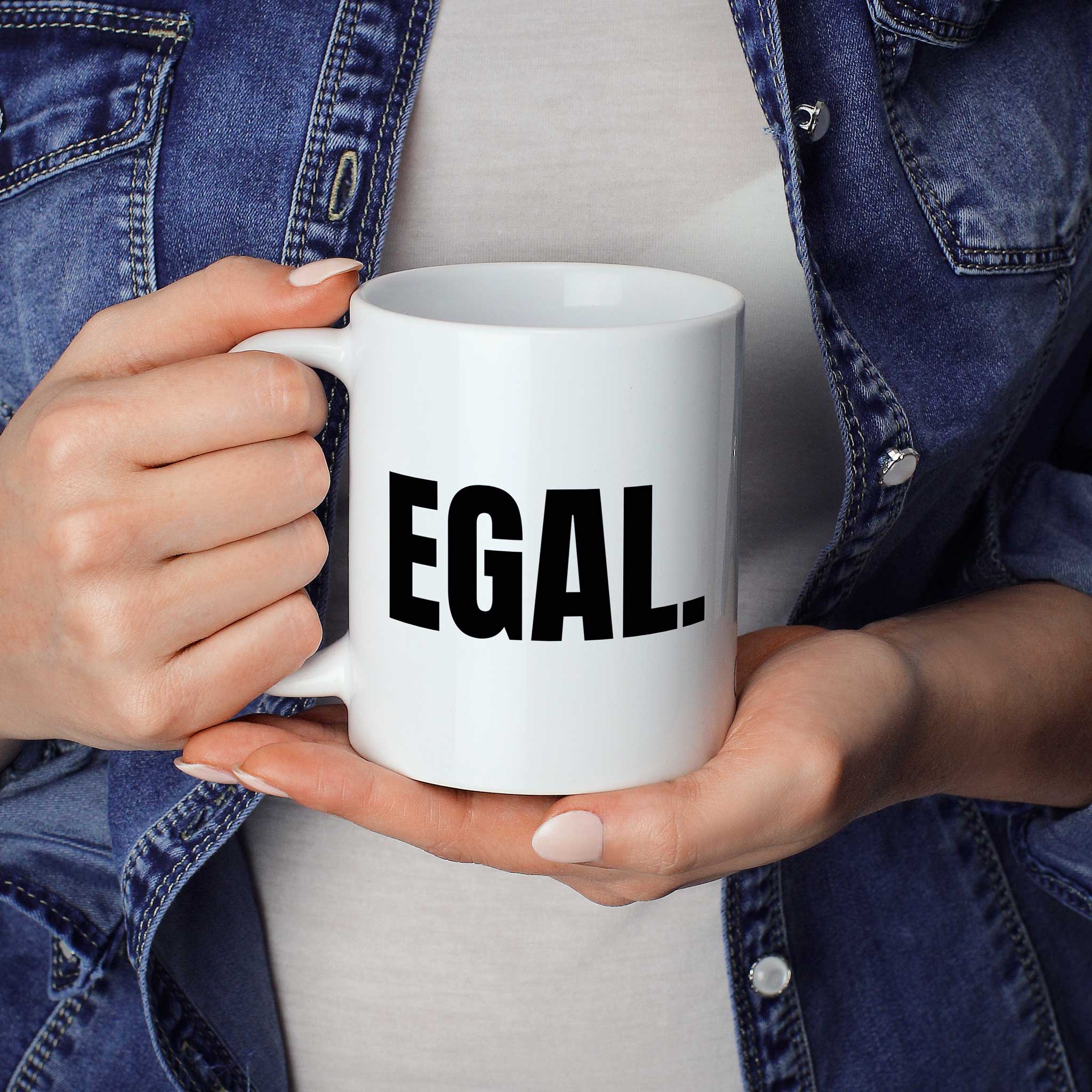 Brüllerware Statement-Tasse „Egal.“ in der Hand gehalten – beidseitig bedruckte Kaffeetasse