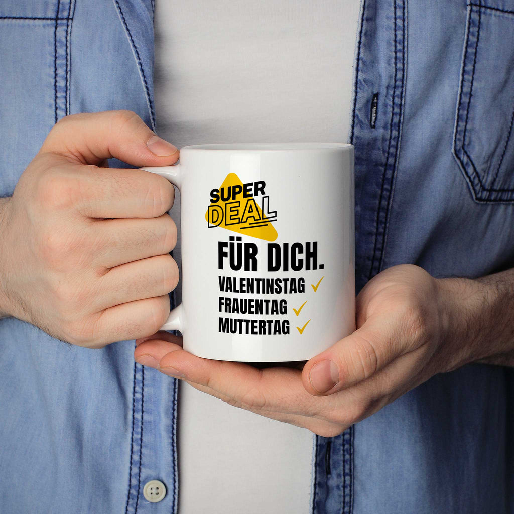 Brüllerware Statement-Tasse „Für Dich“ in der Hand gehalten – beidseitig bedruckte Kaffeetasse