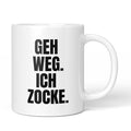 Brüllerware Tasse mit Spruch „Geh weg. Ich zocke.“ – weiße Keramiktasse mit schwarzem Statement-Druck und Brüllerware Icon