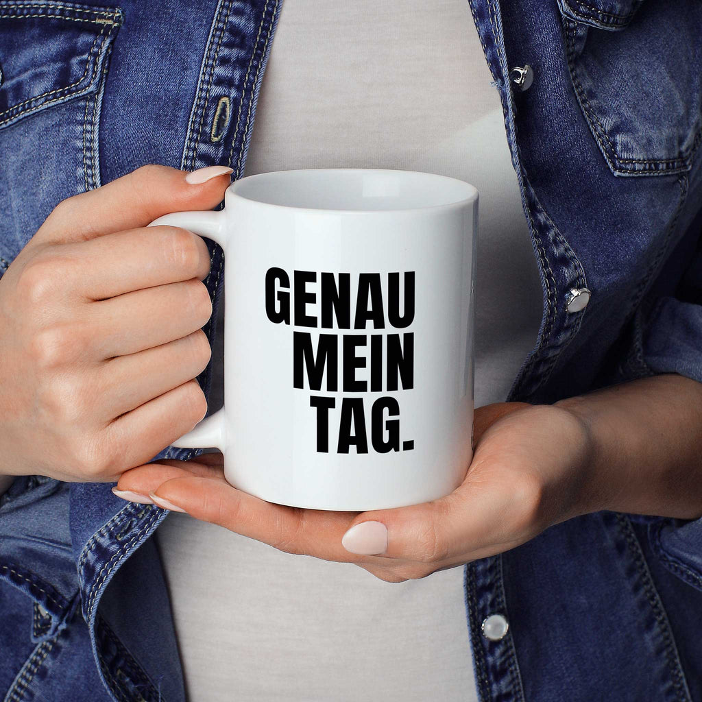 Brüllerware Statement-Tasse „Genau mein Tag.“ in der Hand gehalten – beidseitig bedruckte Kaffeetasse