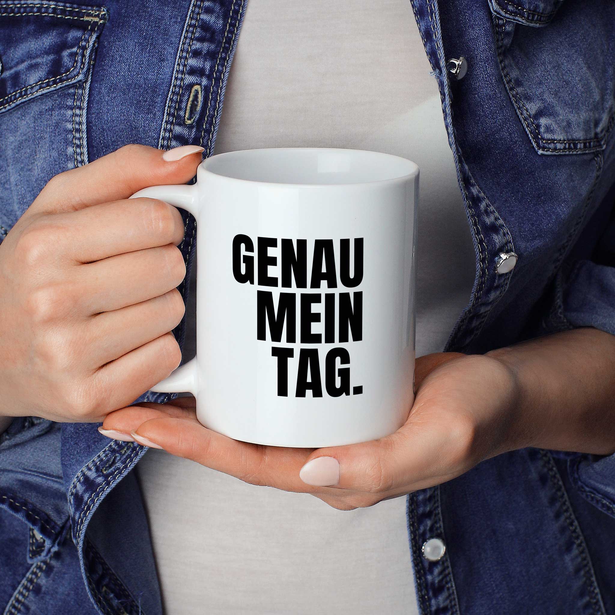Brüllerware Statement-Tasse „Genau mein Tag.“ in der Hand gehalten – beidseitig bedruckte Kaffeetasse