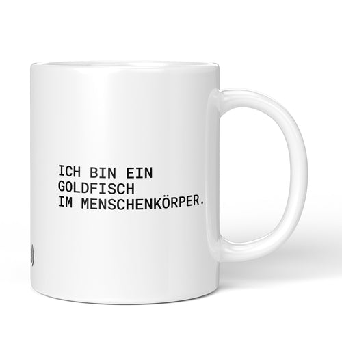 Brüllerware Tasse mit Spruch „Ich bin ein Goldfisch im Menschenkörper.“ – weiße Keramiktasse mit schwarzem Statement-Druck und Brüllerware Icon