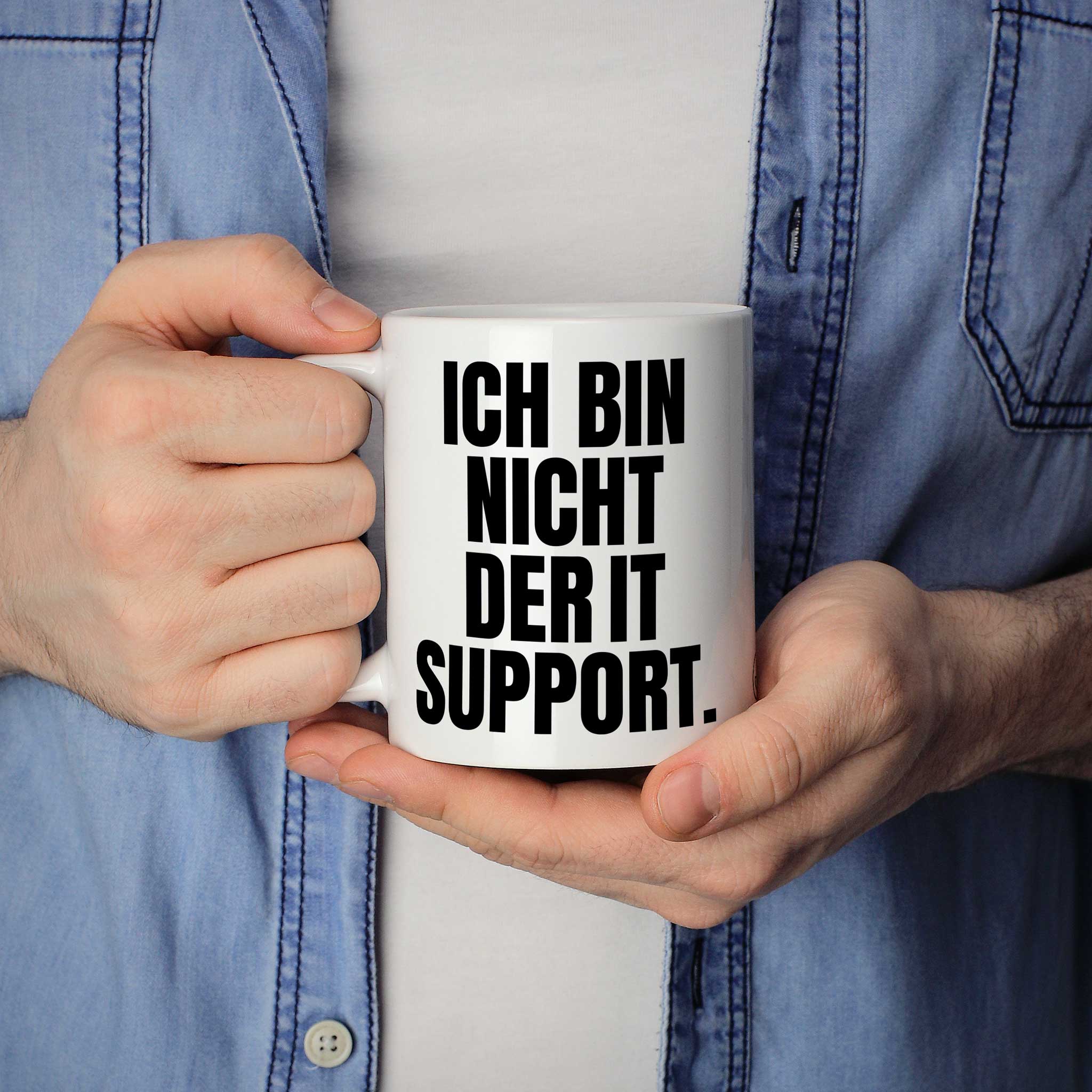 Brüllerware Statement-Tasse „Ich bin nicht der IT Support“ in der Hand gehalten – beidseitig bedruckte Kaffeetasse