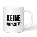 Brüllerware Tasse mit Spruch „Keine Kapazität.“ – weiße Keramiktasse mit schwarzem Statement-Druck und Brüllerware Icon