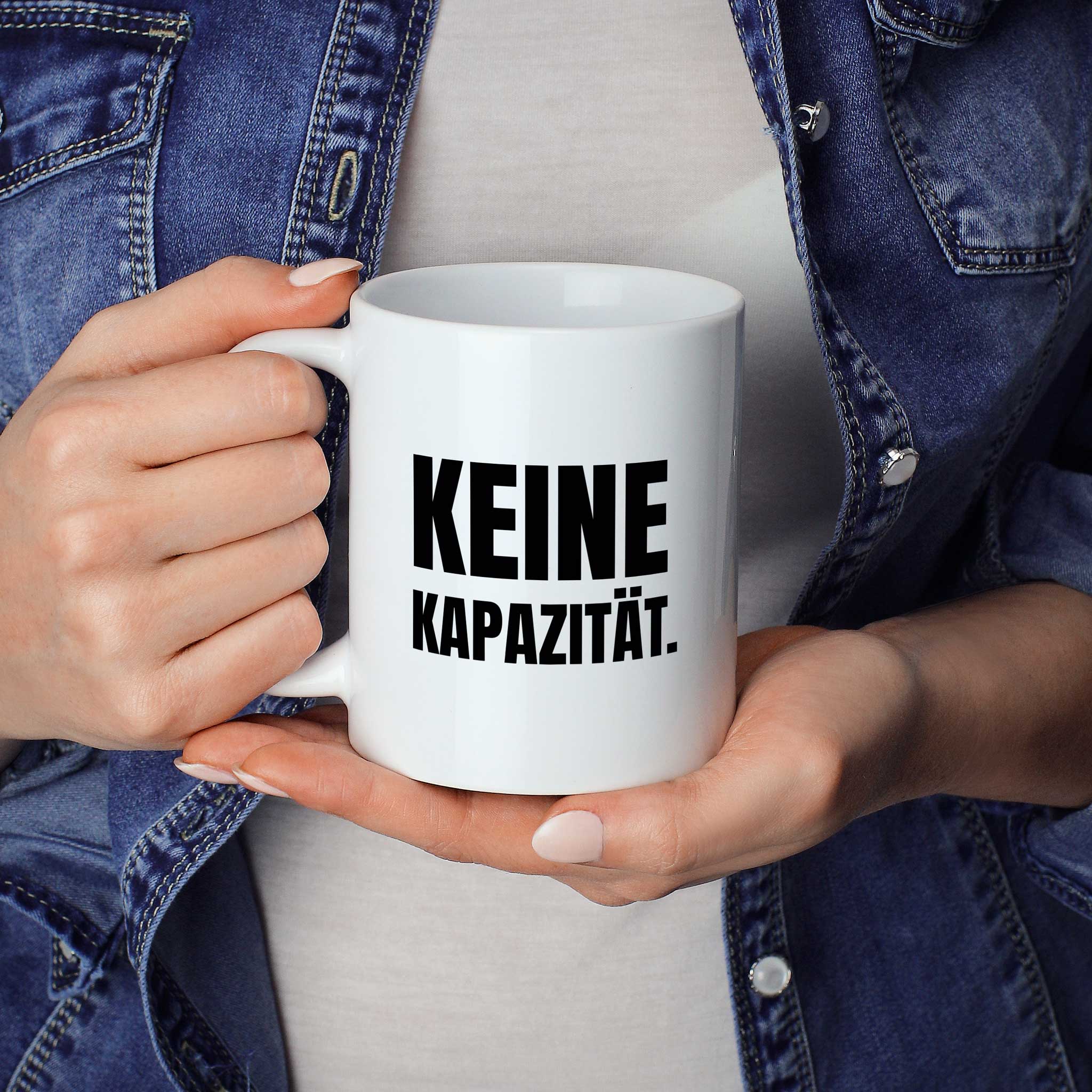 Brüllerware Statement-Tasse „Keine Kapazität.“ in der Hand gehalten – beidseitig bedruckte Kaffeetasse