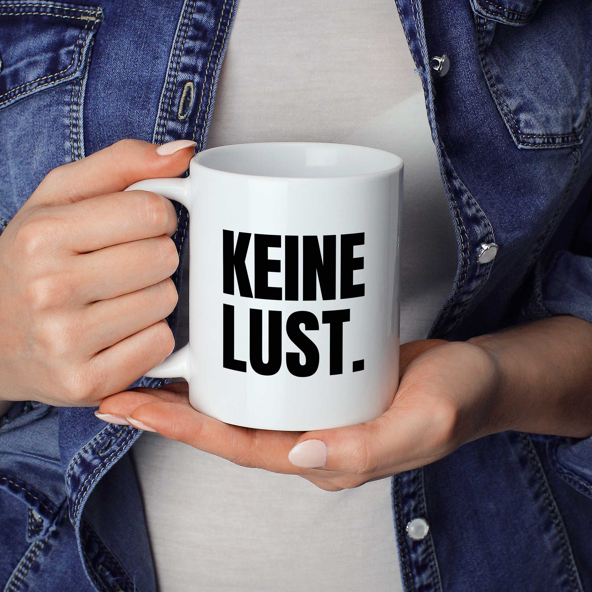 Brüllerware Statement-Tasse „Keine Lust.“ in der Hand gehalten – beidseitig bedruckte Kaffeetasse