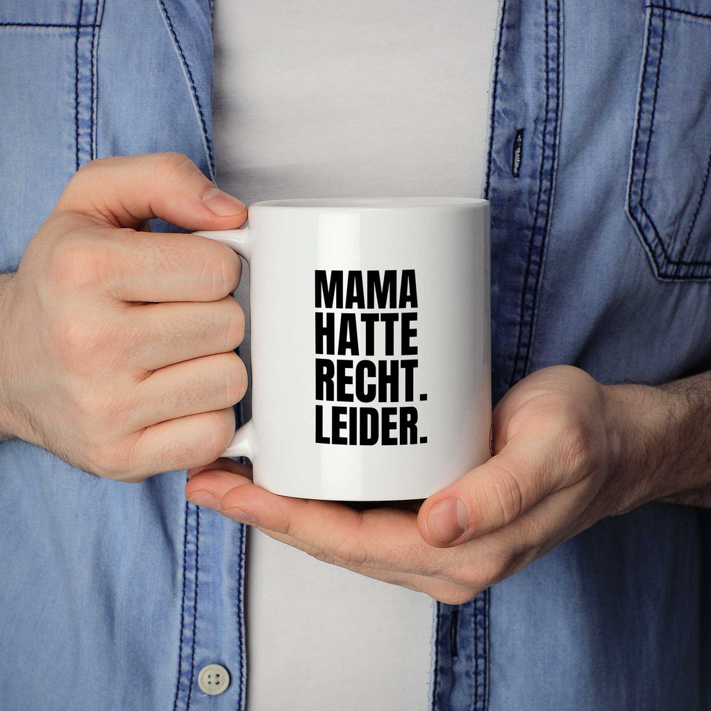 Brüllerware Statement-Tasse „Mama hatte Recht. Leider.“ in der Hand gehalten – beidseitig bedruckte Kaffeetasse