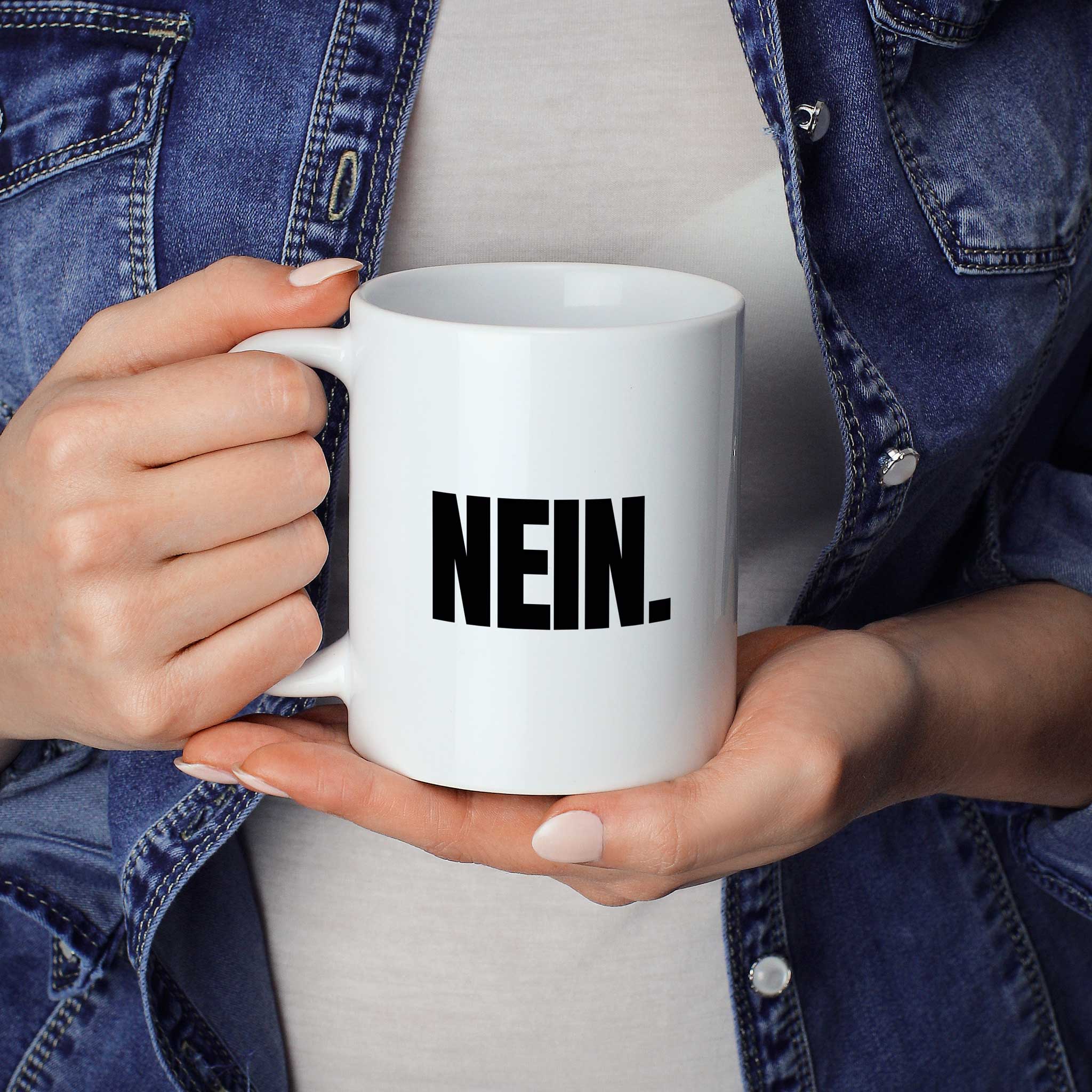 Brüllerware Statement-Tasse „Nein“ in der Hand gehalten – beidseitig bedruckte Kaffeetasse