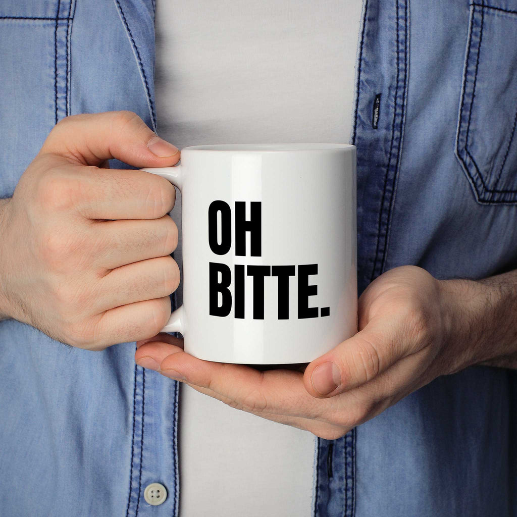 Brüllerware Statement-Tasse „Oh bitte.“ in der Hand gehalten – beidseitig bedruckte Kaffeetasse