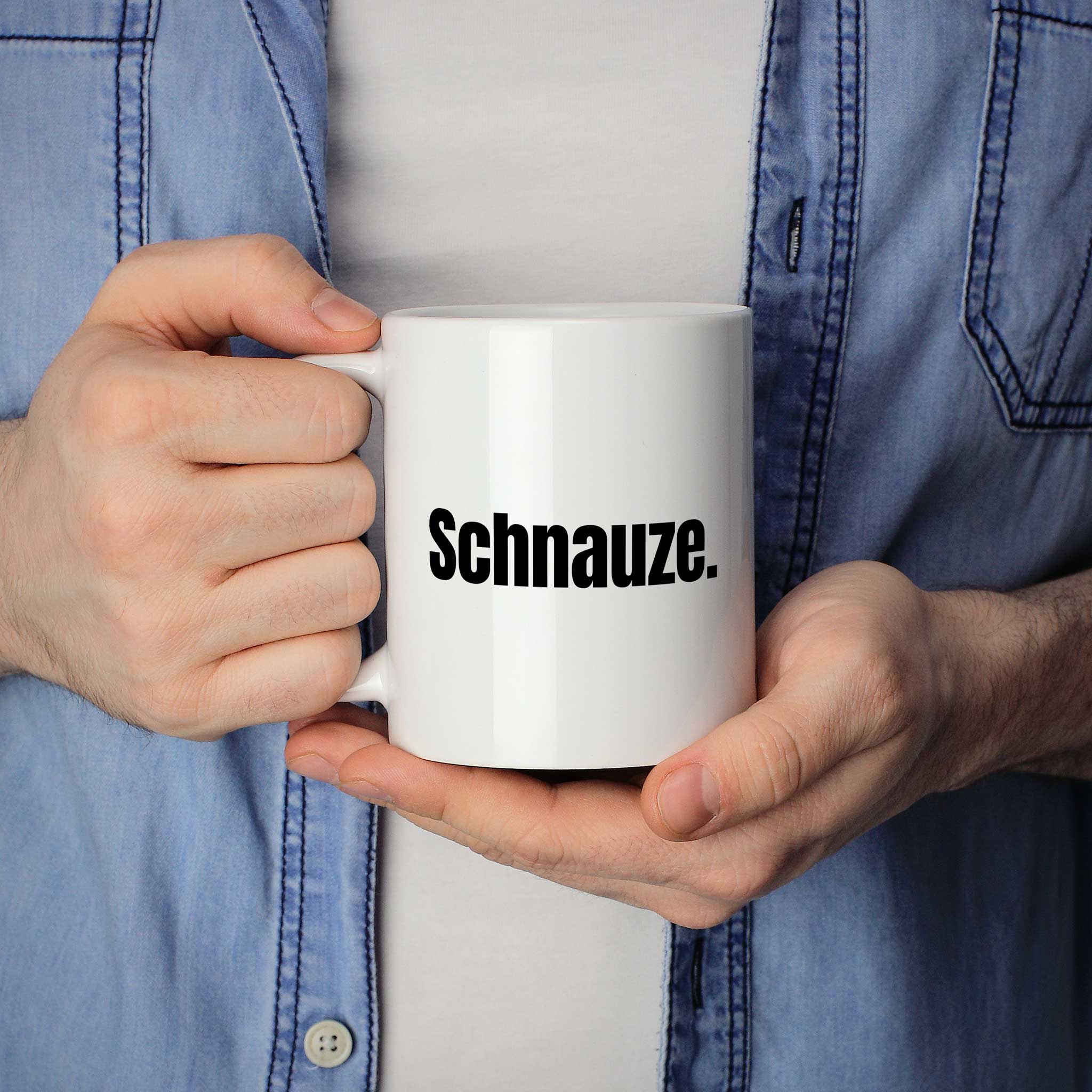 Brüllerware Statement-Tasse „Schnauze.“ in der Hand gehalten – beidseitig bedruckte Kaffeetasse