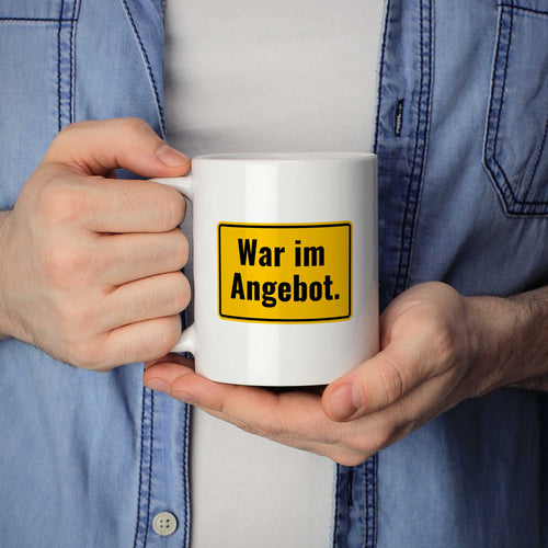 Brüllerware Statement-Tasse „War im Angebot“ in der Hand gehalten – beidseitig bedruckte Kaffeetasse