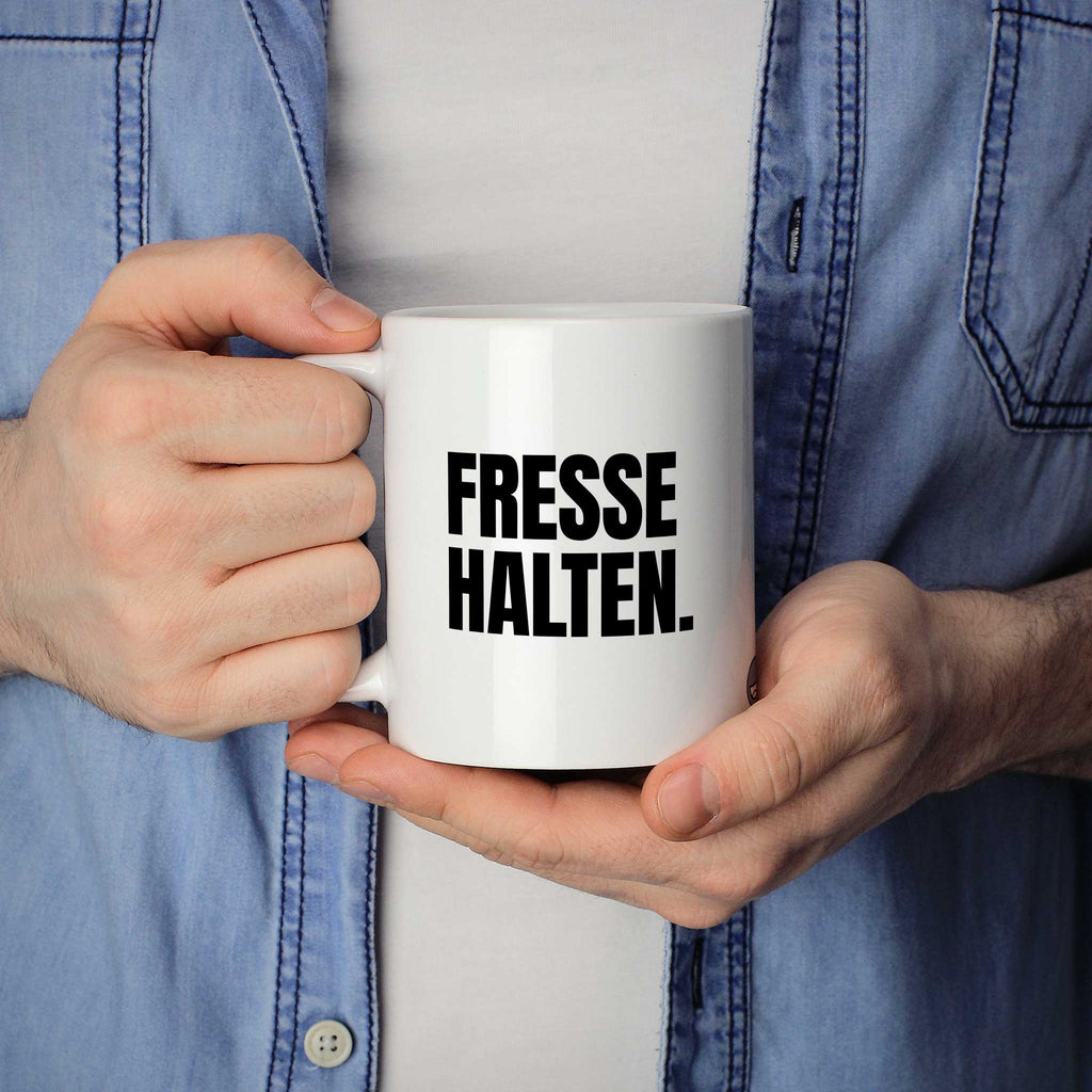 Lustige Tasse "Fresse halten." als Geschenkidee - Brüllerware Statement Becher in der Hand