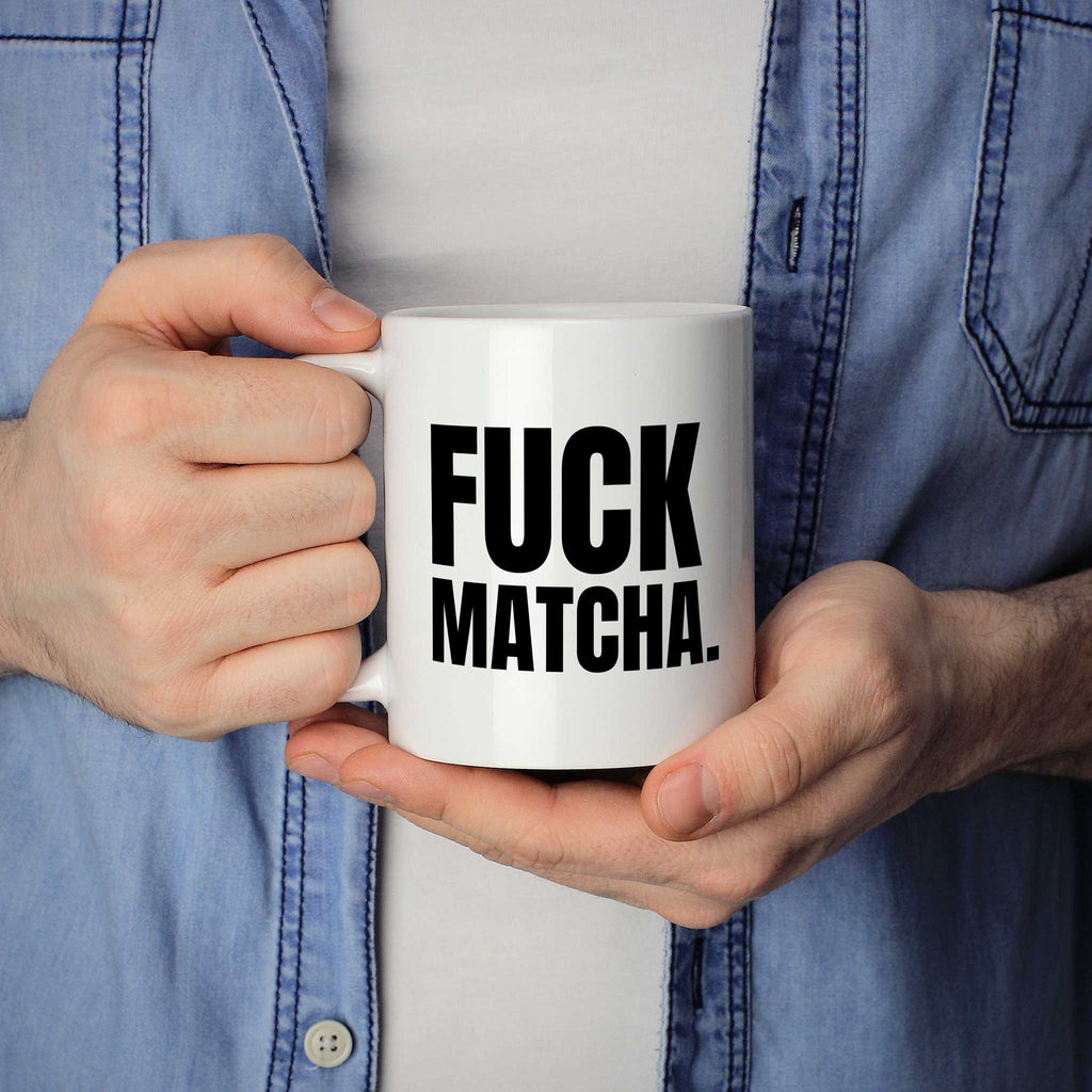 Brüllerware Statement-Tasse „Fuck Matcha.“ in der Hand gehalten – beidseitig bedruckte Kaffeetasse