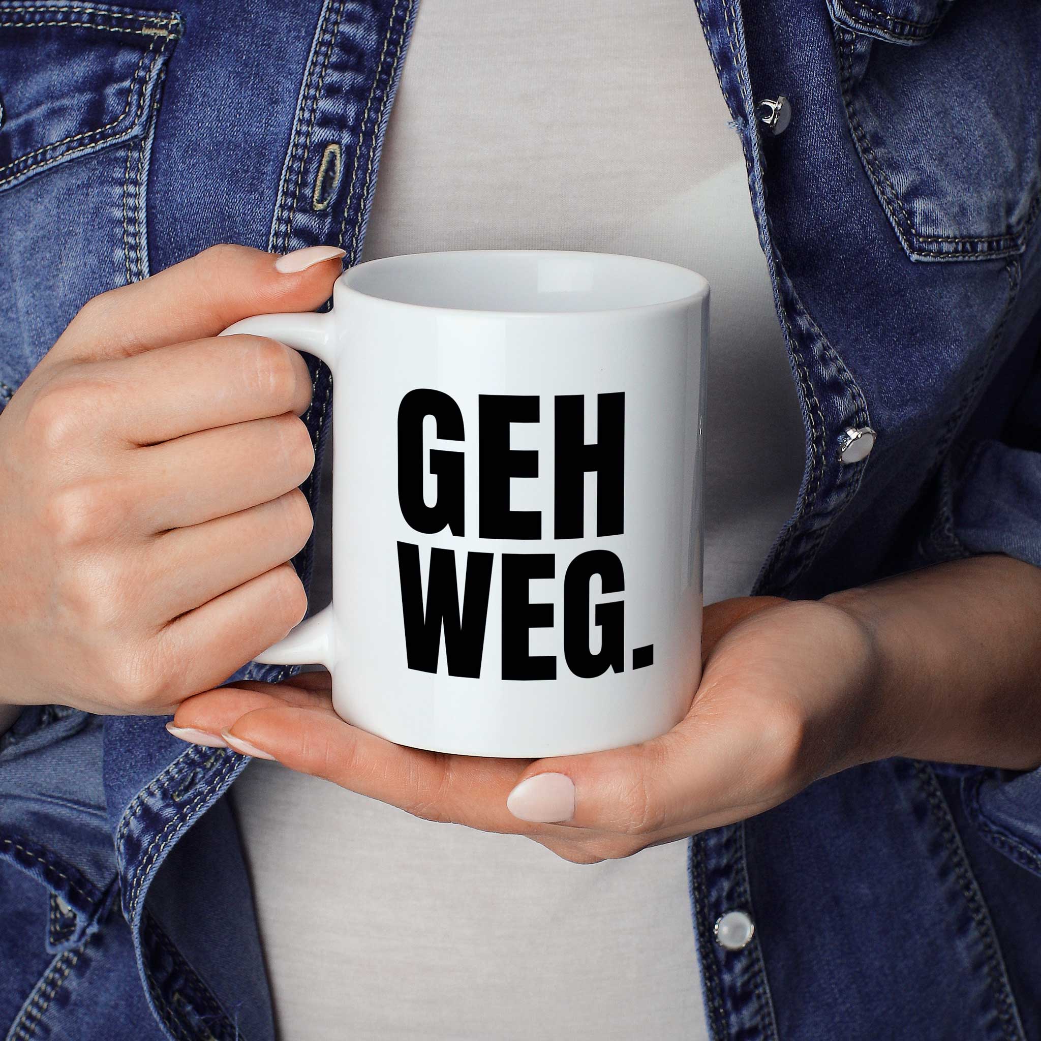 Brüllerware Statement-Tasse „Geh weg.“ in der Hand gehalten – beidseitig bedruckte Kaffeetasse