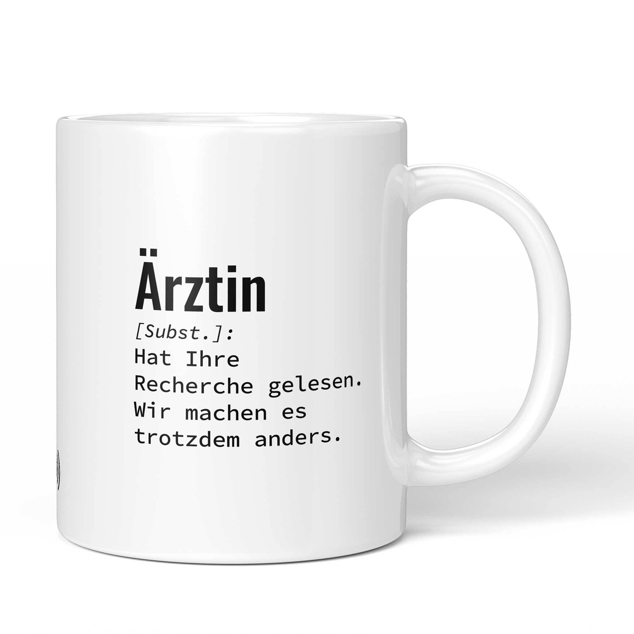 Tasse mit Spruch „Hat Ihre Recherche gelesen. Wir machen es trotzdem anders.“ – weiße Keramiktasse, Vorderansicht