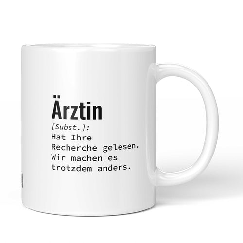 Tasse mit Spruch „Hat Ihre Recherche gelesen. Wir machen es trotzdem anders.“ – weiße Keramiktasse, Vorderansicht