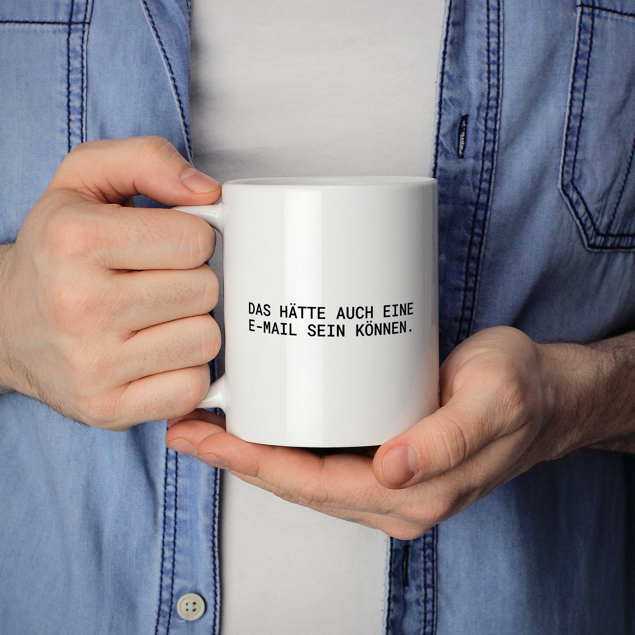 Mann hält lustige Tasse mit Spruch „Das hätte auch eine E-Mail sein können." in beiden Händen – Größenvergleich, 330 ml Keramiktasse