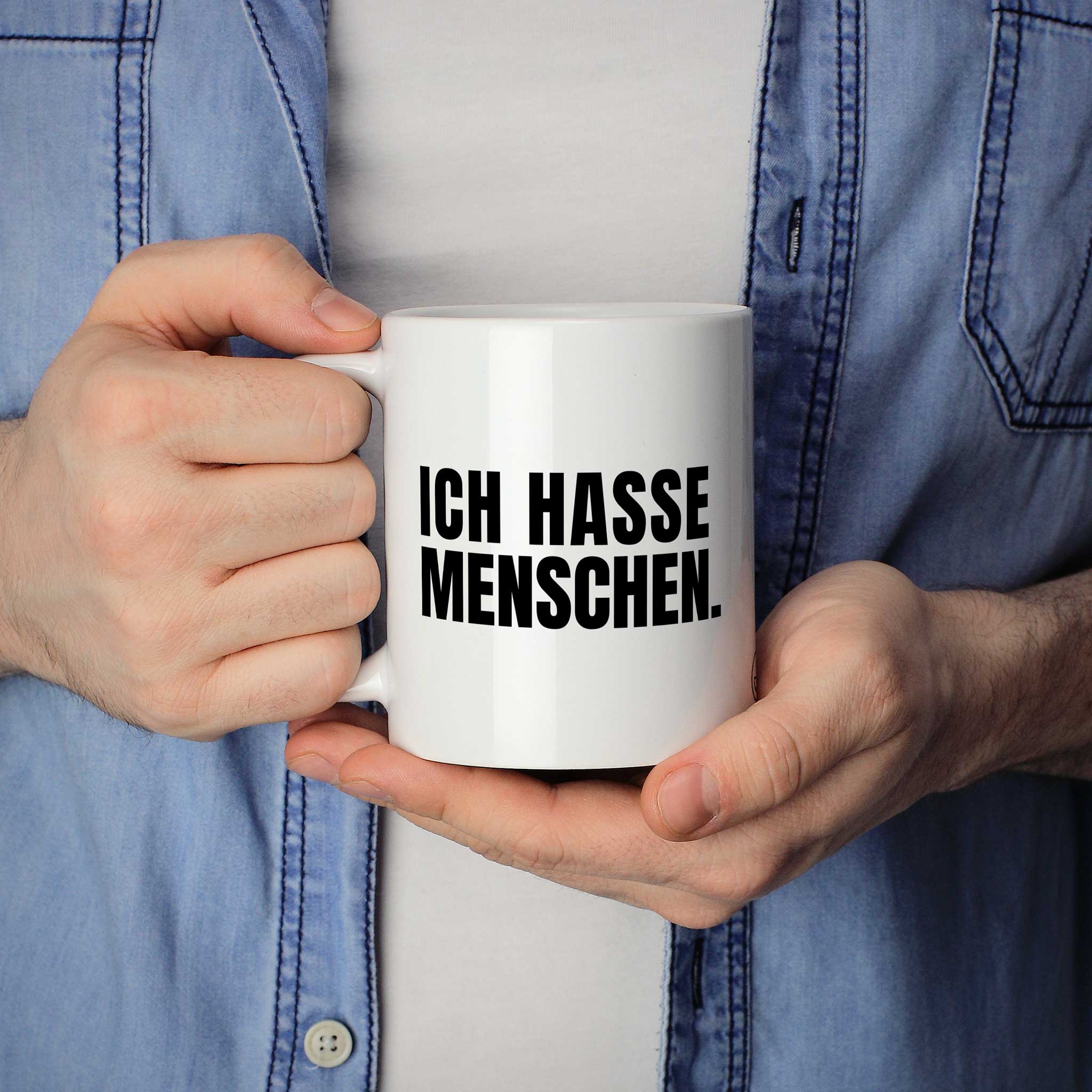 Brüllerware Statement-Tasse „Ich hasse Menschen.“ in der Hand gehalten – beidseitig bedruckte Kaffeetasse