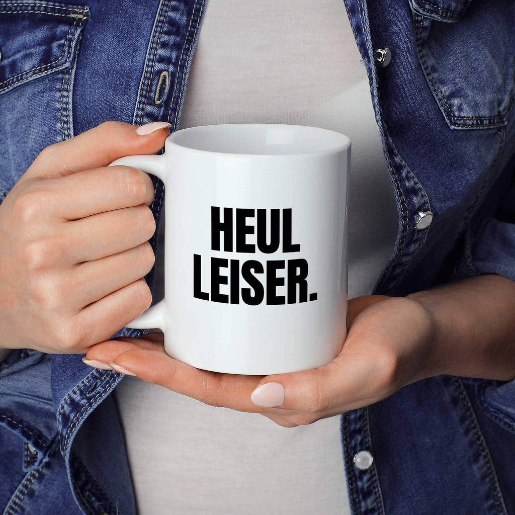 Lustige Tasse "Heu leiser." als Geschenkidee - Brüllerware Statement Becher in der Hand