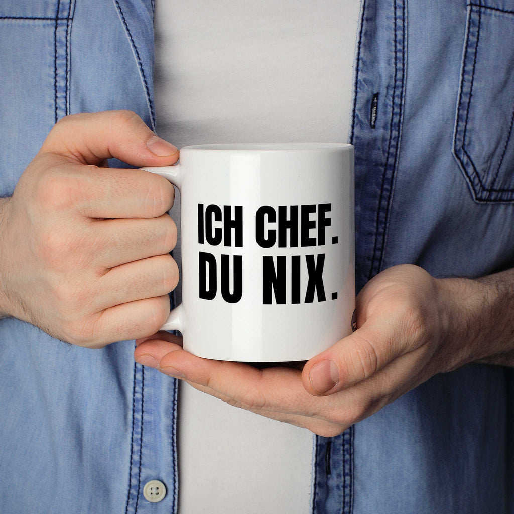 Lustige Tasse "Ich Chef. Du nix." als Geschenkidee - Brüllerware Statement Becher in der Hand