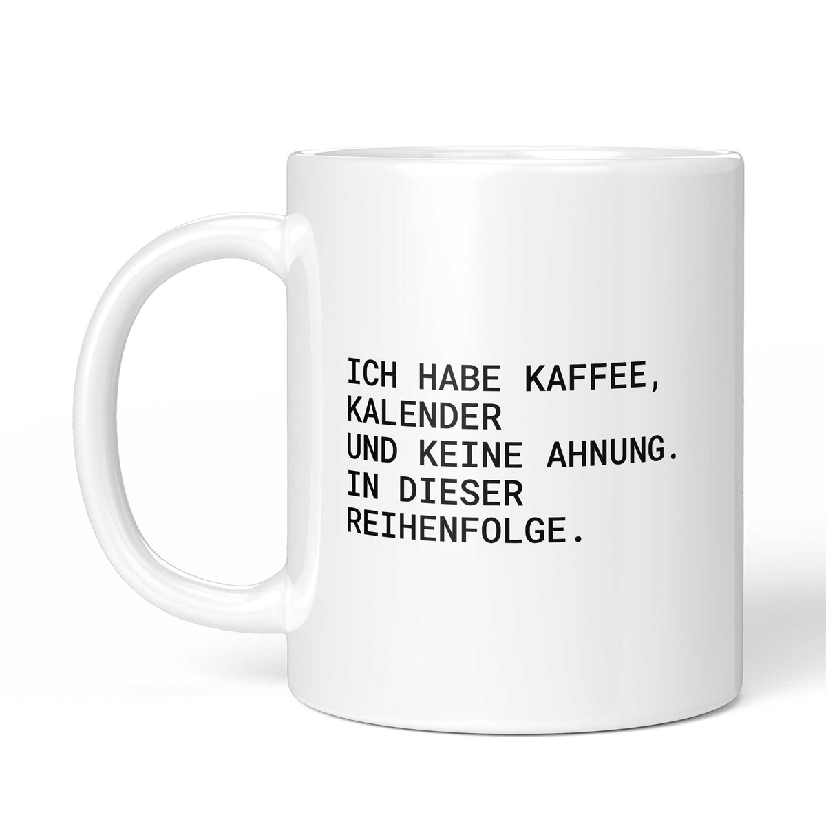 Weiße Tasse „Ich habe Kaffee, Kalender und keine Ahnung“ mit Henkel links