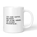 Weiße Keramiktasse mit dem Spruch „Ich habe Kaffee, Kalender und keine Ahnung – in dieser Reihenfolge.“ von Brüllerware