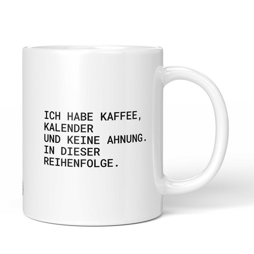 Weiße Keramiktasse mit dem Spruch „Ich habe Kaffee, Kalender und keine Ahnung – in dieser Reihenfolge.“ von Brüllerware
