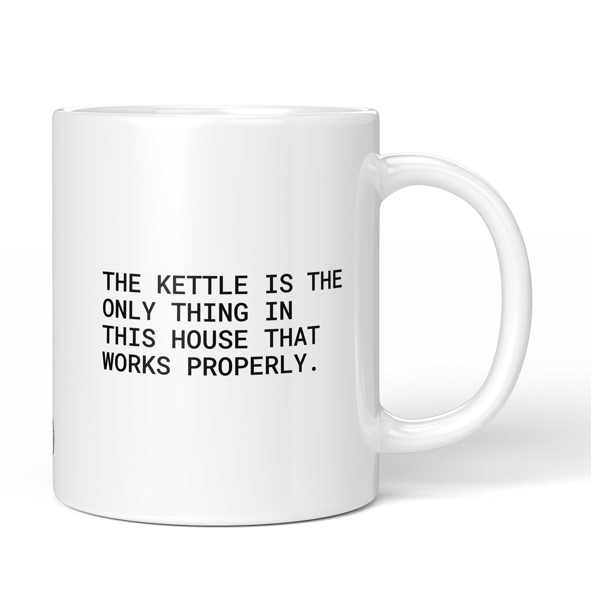 Weiße Keramiktasse mit dem Spruch „The kettle is the only thing in this house that works properly.“ von Brüllerware