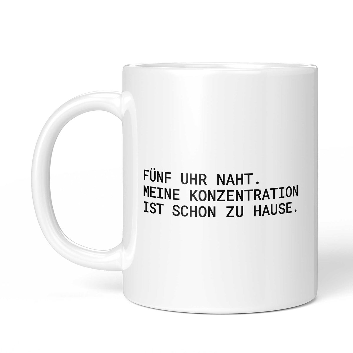 Weiße Tasse „Meine Konzentration ist schon zu Hause“ mit Henkel links