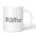 Weiße Keramiktasse mit dem Spruch „Fünf Uhr naht. Meine Konzentration ist schon zu Hause.“ von Brüllerware