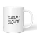 Weiße Keramiktasse mit dem Spruch „My life is a shambles – but at least this mug is clean.“ von Brüllerware