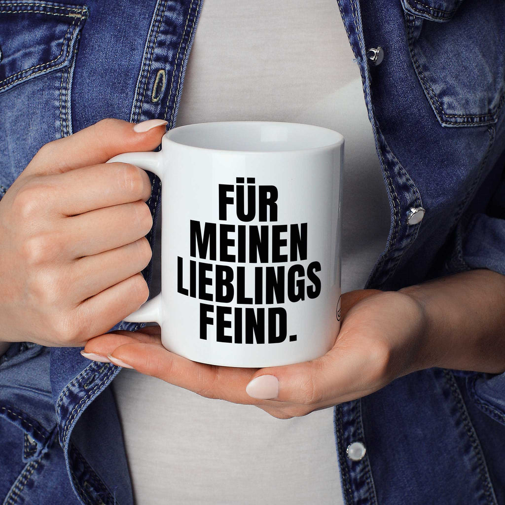 Lustige Tasse "Für meinen Lieblings-Feind." als Geschenkidee - Brüllerware Statement Becher in der Hand
