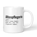 Lustige Tasse mit Spruch „Altenpflegerin: Kennt jeden Namen. Auch die, die ihn vergessen haben." – weiße Keramiktasse mit schwarzem Druck, Vorderansicht
