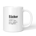 Lustige Tasse mit Spruch „Bäcker: Steht auf, wenn andere heimgehen." – weiße Keramiktasse mit schwarzem Druck, Vorderansicht
