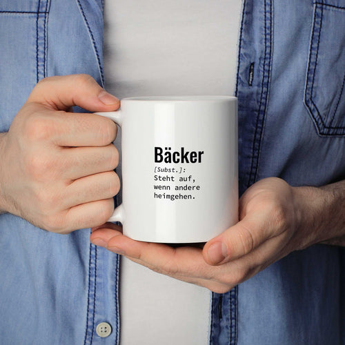 Mann hält lustige Tasse mit Spruch „Bäcker: Steht auf, wenn andere heimgehen." in beiden Händen – Größenvergleich, 330 ml Keramiktasse