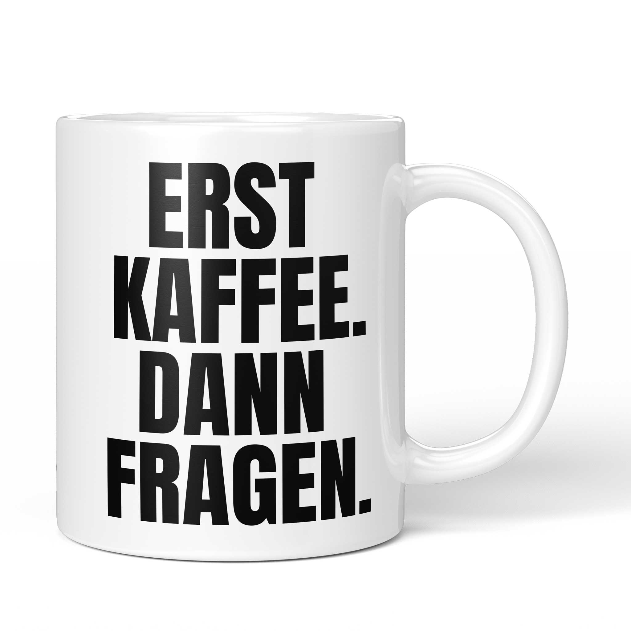 Lustige Tasse mit Spruch „Erst Kaffee. Dann Fragen." – weiße Keramiktasse mit schwarzem Druck, Vorderansicht