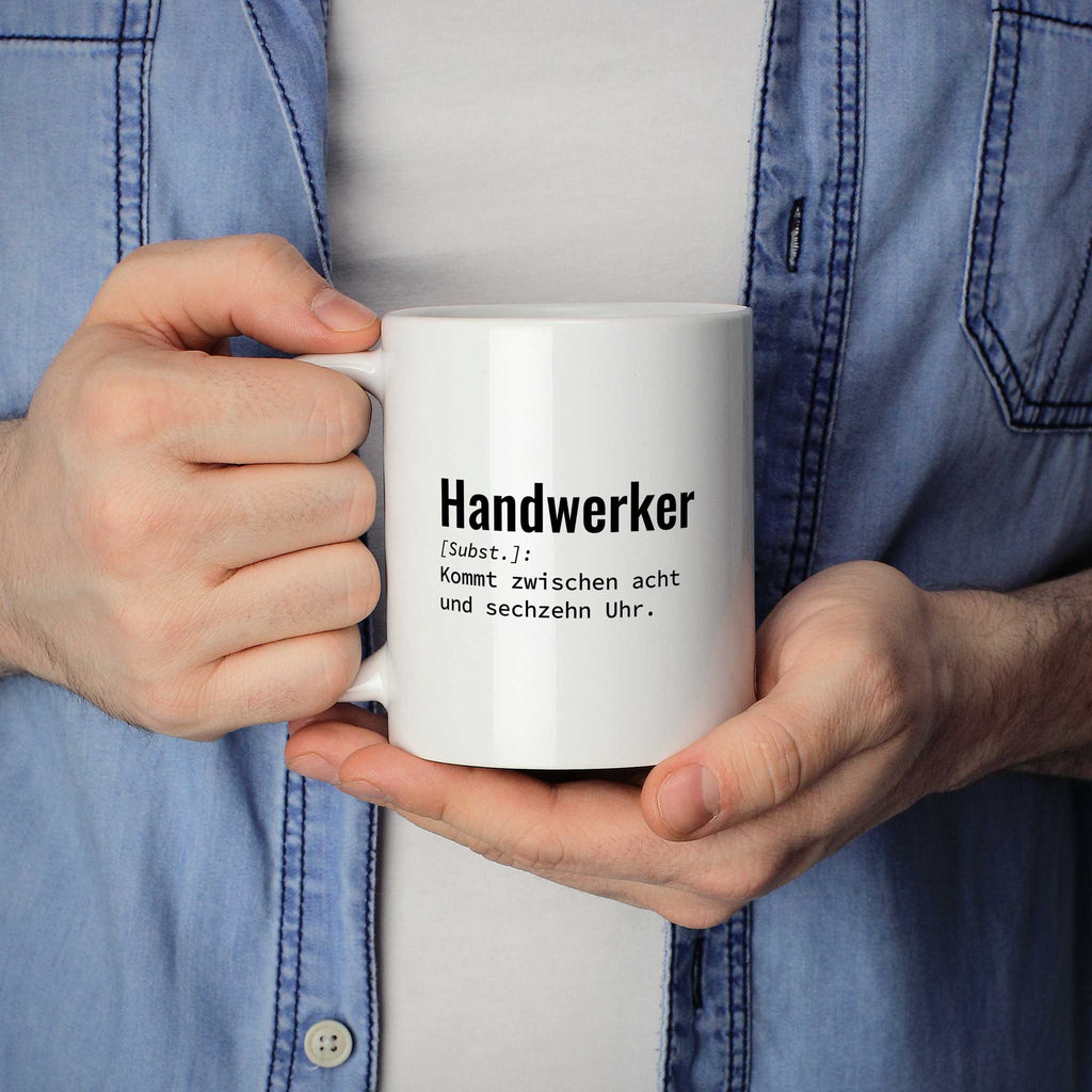 Mann hält lustige Tasse mit Spruch „Handwerker: Kommt zwischen acht und sechzehn Uhr." in beiden Händen – Größenvergleich, 330 ml Keramiktasse