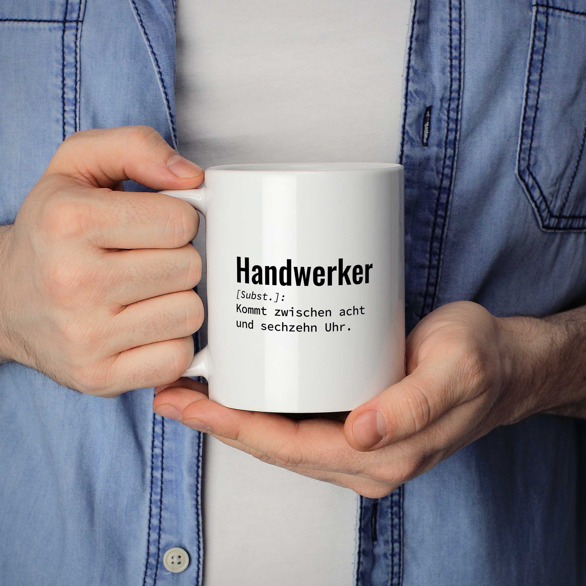 Mann hält lustige Tasse mit Spruch „Handwerker: Kommt zwischen acht und sechzehn Uhr." in beiden Händen – Größenvergleich, 330 ml Keramiktasse