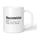 Lustige Tasse mit Spruch „Hausmeister: Weiß, wo alles ist. Fragt sich, warum." – weiße Keramiktasse mit schwarzem Druck, Vorderansicht
