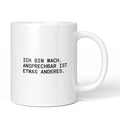 Lustige Tasse mit Spruch „Ich bin wach. Ansprechbar ist etwas anderes." – weiße Keramiktasse mit schwarzem Druck, Vorderansicht